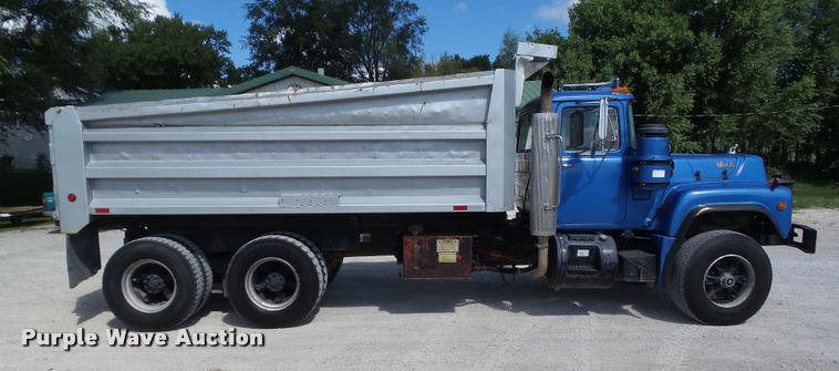 image for item L5629 1992 Mack RD688S dump truck