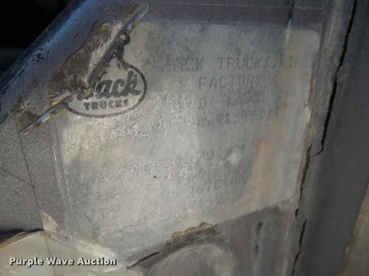 image for item L5629 1992 Mack RD688S dump truck