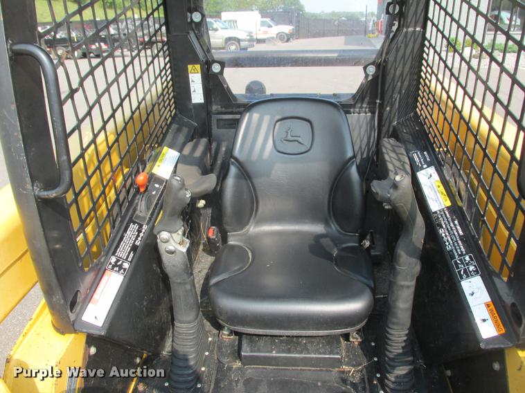 image for item K6116 2002 John Deere 250 skid steer