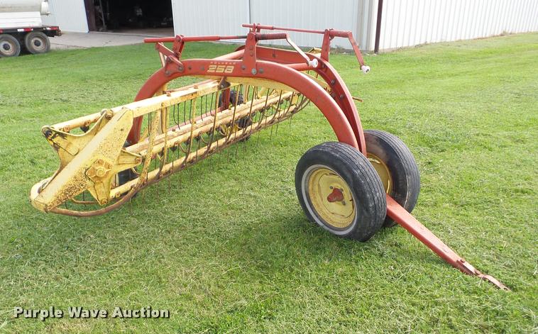 image for item BI9591 New Holland 258 side delivery hay rake