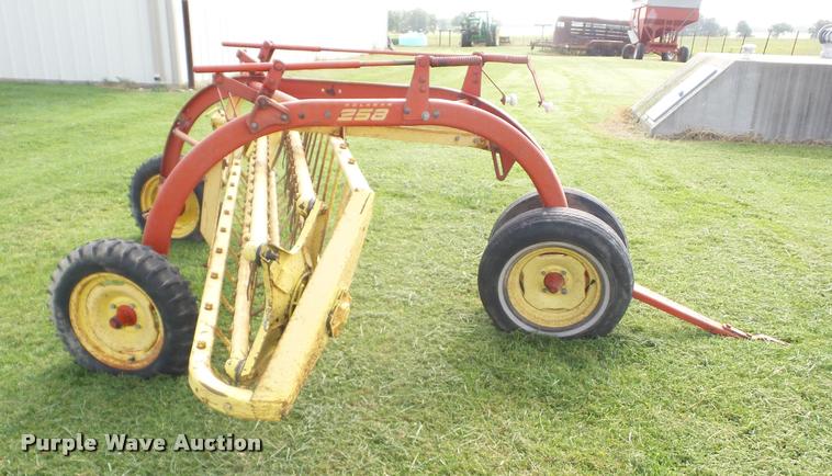 image for item BI9591 New Holland 258 side delivery hay rake