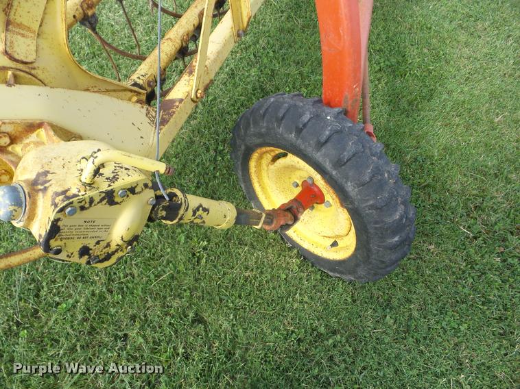 image for item BI9591 New Holland 258 side delivery hay rake