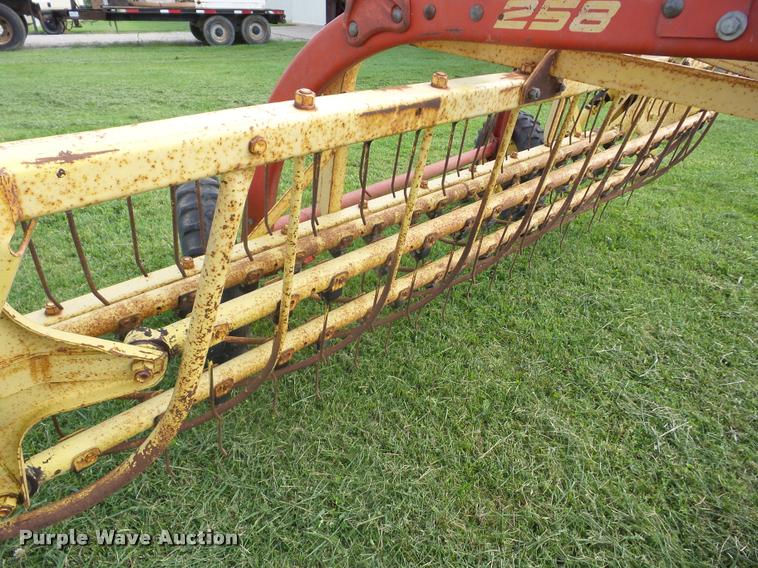 image for item BI9591 New Holland 258 side delivery hay rake