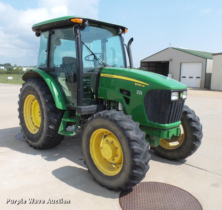 2009 John Deere 5095M MFWD tractor in Cape Girardeau, MO Item DA2369 sold Purple Wave