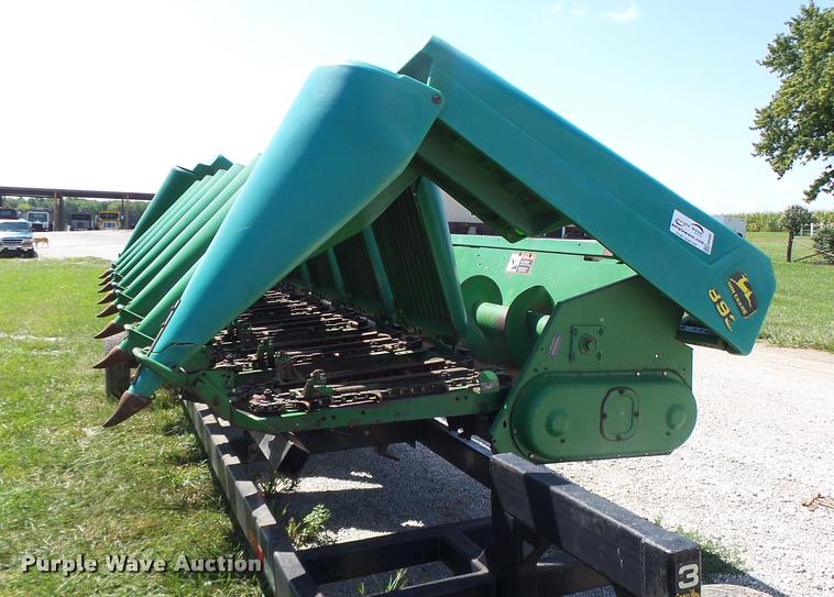 image for item DB5866 1995 John Deere 893 corn head