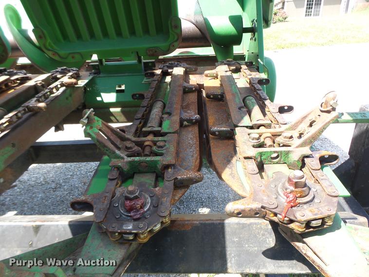 image for item DB5866 1995 John Deere 893 corn head