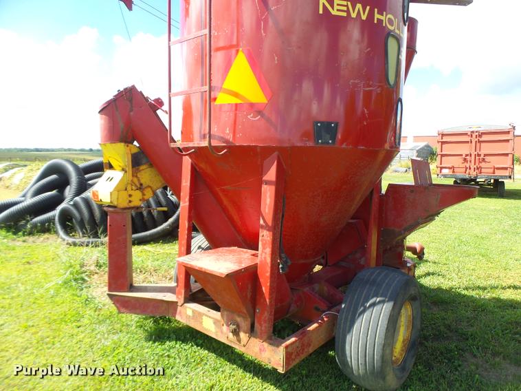 image for item DB5888 New Holland 355 feed grinder mixer