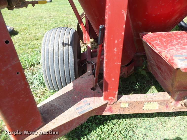 image for item DB5888 New Holland 355 feed grinder mixer