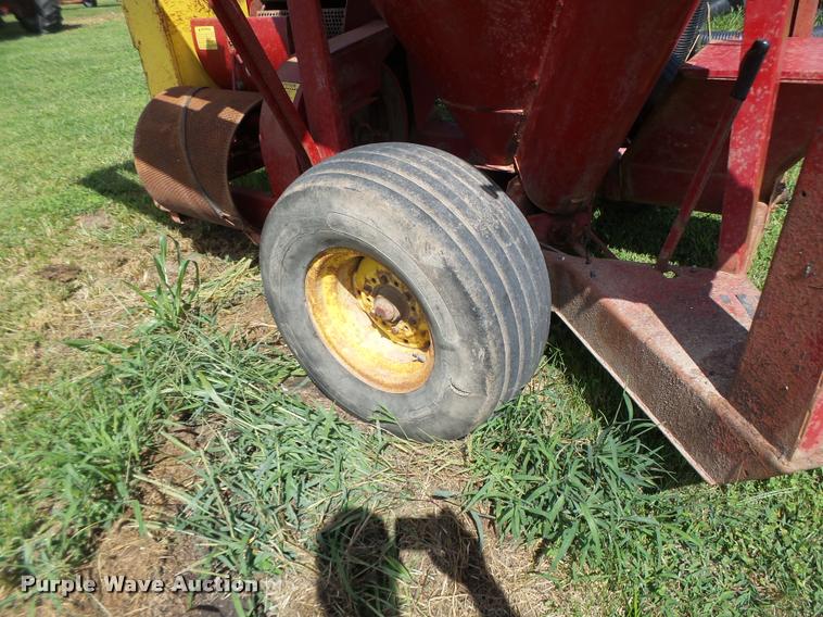 image for item DB5888 New Holland 355 feed grinder mixer