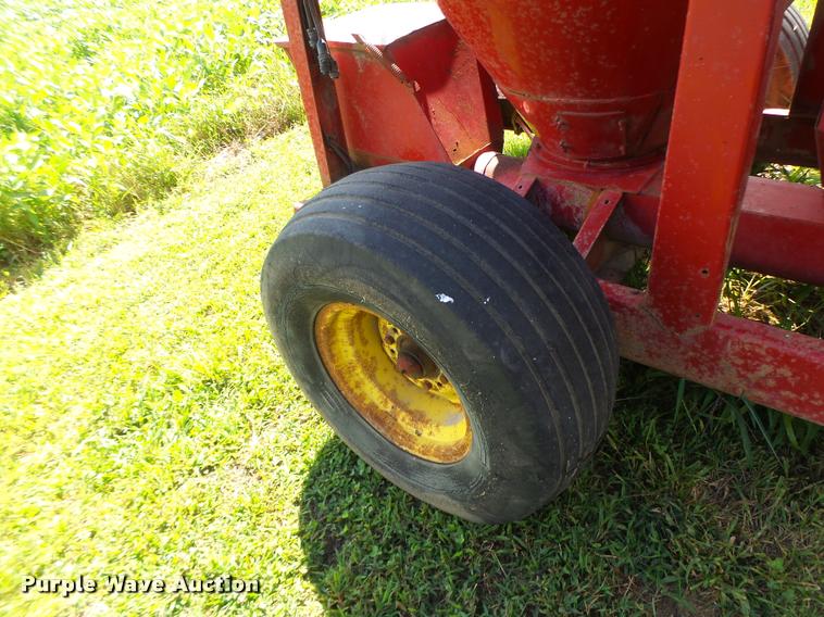 image for item DB5888 New Holland 355 feed grinder mixer