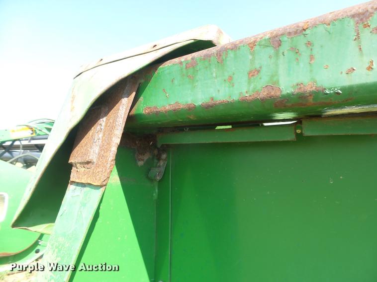 image for item DC3894 1996 John Deere 1253A row crop head