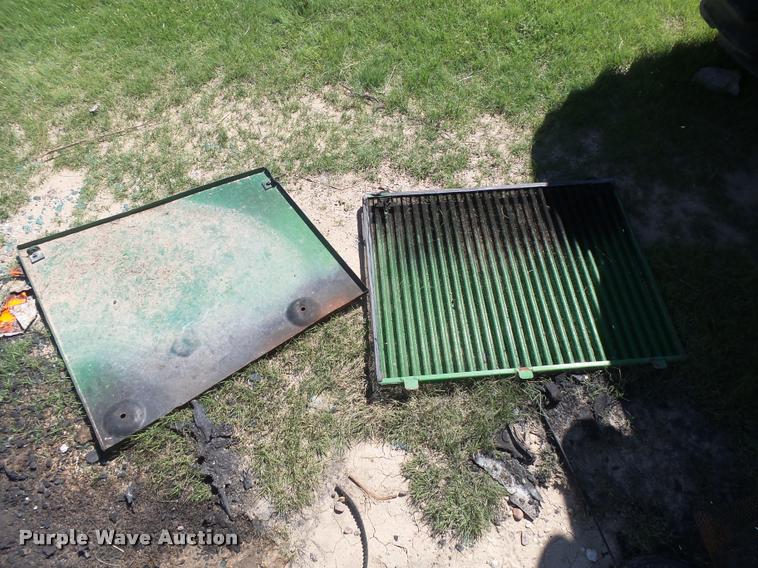 image for item DC3932 1995 John Deere 8570 tractor