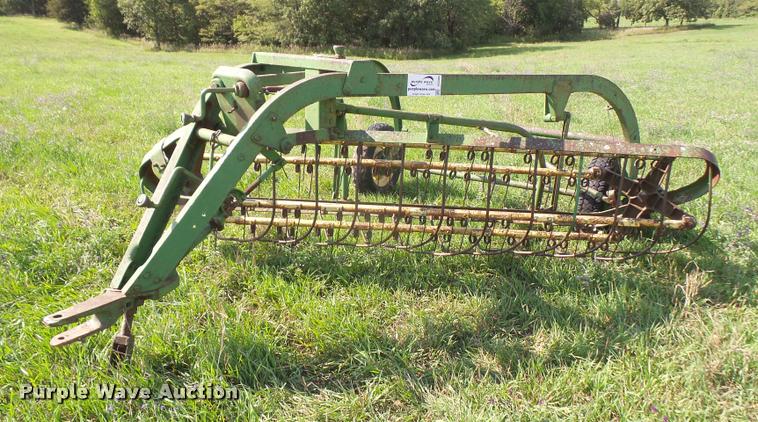 image for item DC5385 John Deere side delivery hay rake