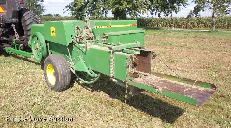 image for item DC5388 1975 John Deere 336 small square baler