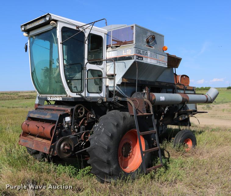 image for item DD0236 1977 Gleaner L2 combine