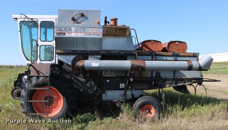 image for item DD0236 1977 Gleaner L2 combine