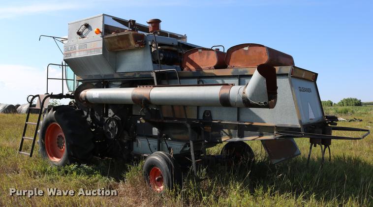 image for item DD0236 1977 Gleaner L2 combine