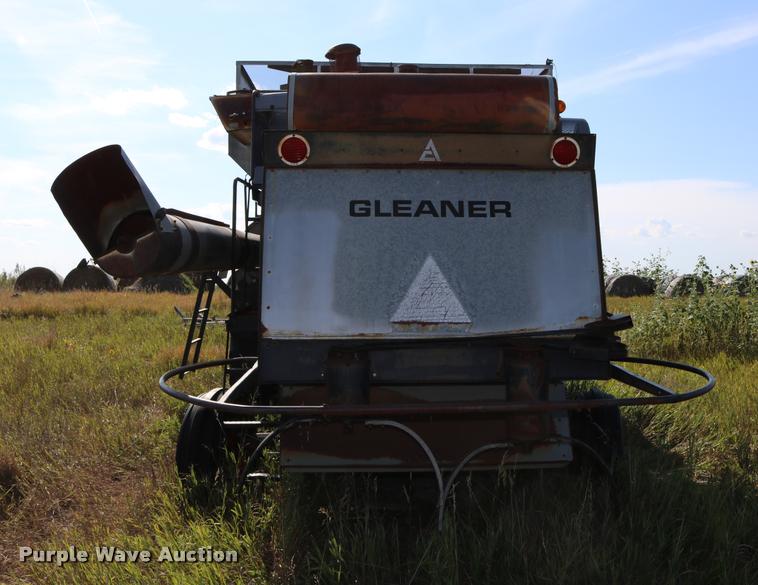 image for item DD0236 1977 Gleaner L2 combine
