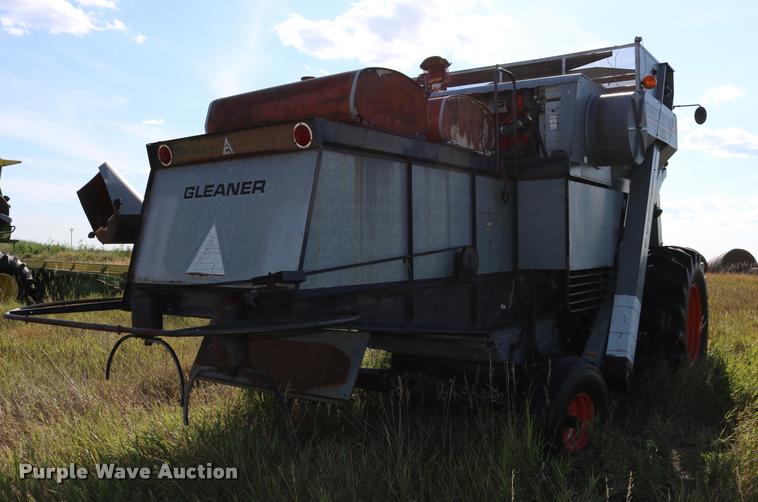 image for item DD0236 1977 Gleaner L2 combine