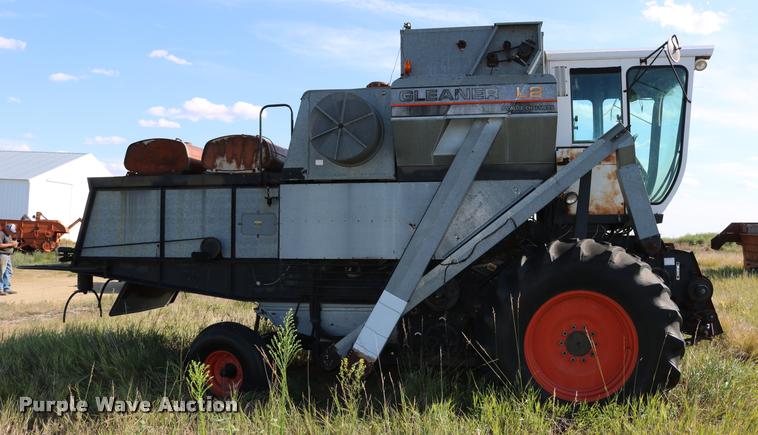 image for item DD0236 1977 Gleaner L2 combine