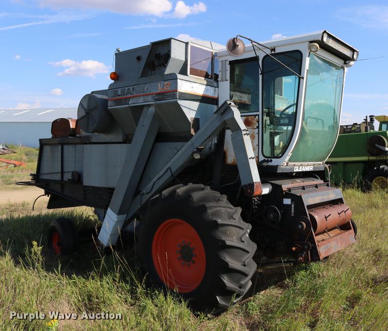 image for item DD0236 1977 Gleaner L2 combine