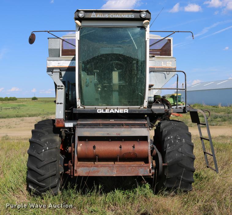 image for item DD0236 1977 Gleaner L2 combine
