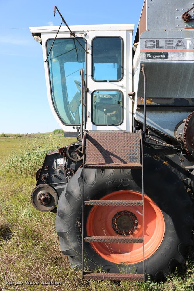 image for item DD0236 1977 Gleaner L2 combine