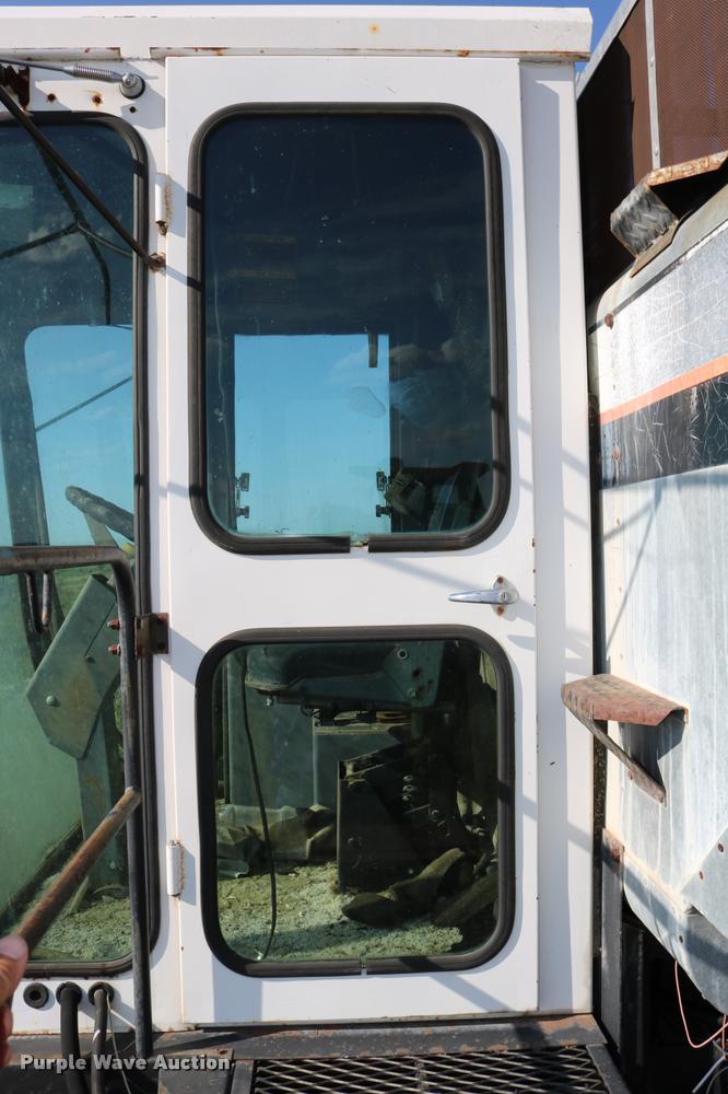 image for item DD0236 1977 Gleaner L2 combine