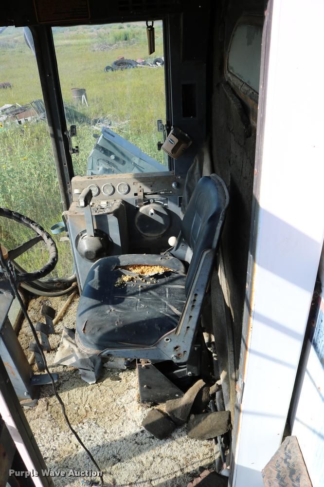 image for item DD0236 1977 Gleaner L2 combine