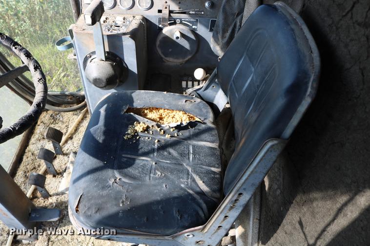 image for item DD0236 1977 Gleaner L2 combine