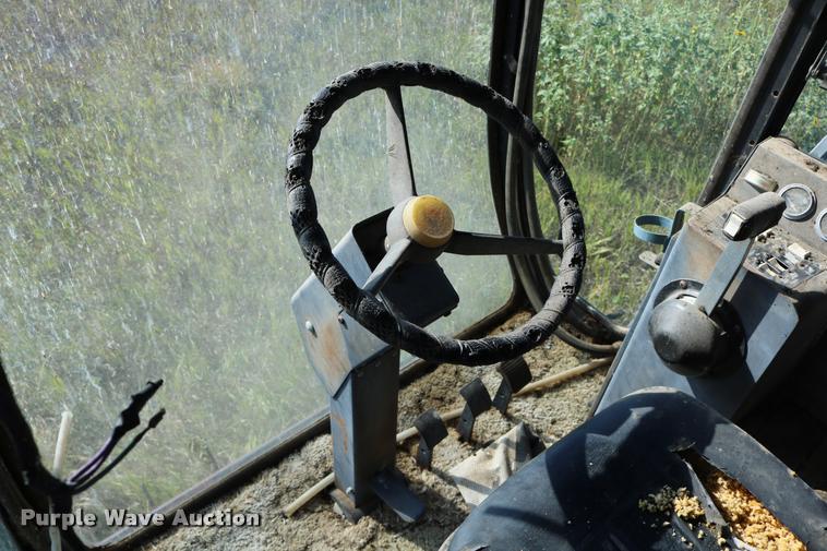 image for item DD0236 1977 Gleaner L2 combine