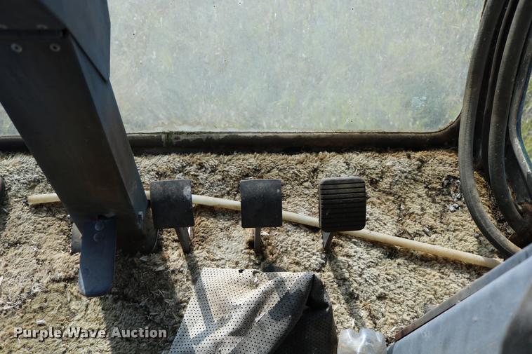 image for item DD0236 1977 Gleaner L2 combine