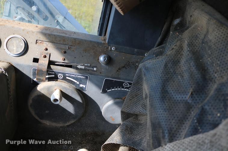 image for item DD0236 1977 Gleaner L2 combine