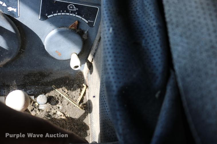 image for item DD0236 1977 Gleaner L2 combine