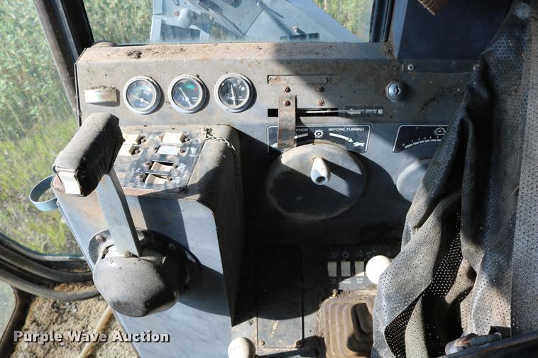image for item DD0236 1977 Gleaner L2 combine