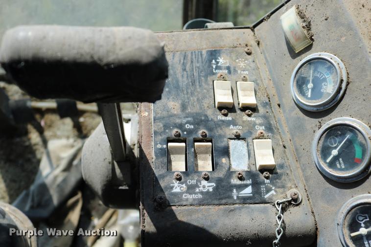 image for item DD0236 1977 Gleaner L2 combine