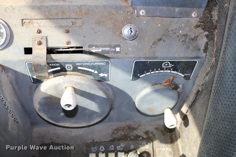 image for item DD0236 1977 Gleaner L2 combine