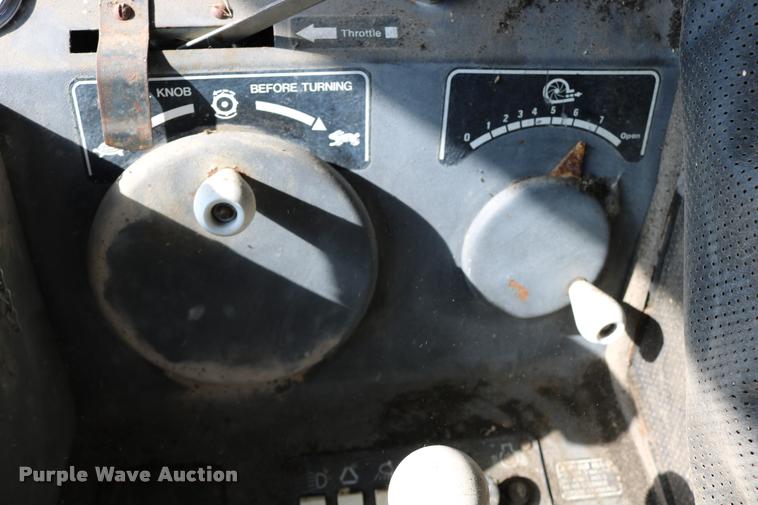 image for item DD0236 1977 Gleaner L2 combine