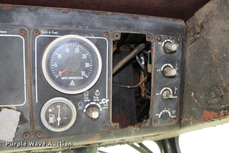 image for item DD0236 1977 Gleaner L2 combine