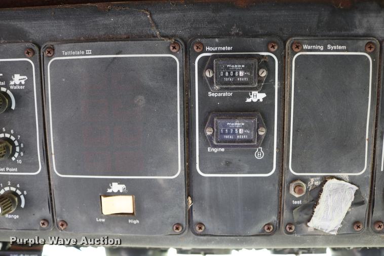 image for item DD0236 1977 Gleaner L2 combine