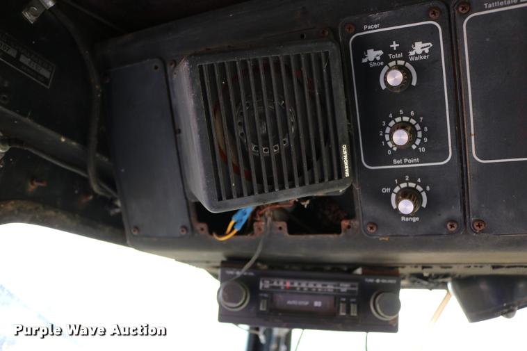 image for item DD0236 1977 Gleaner L2 combine