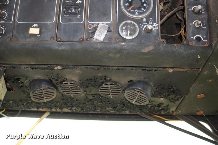 image for item DD0236 1977 Gleaner L2 combine