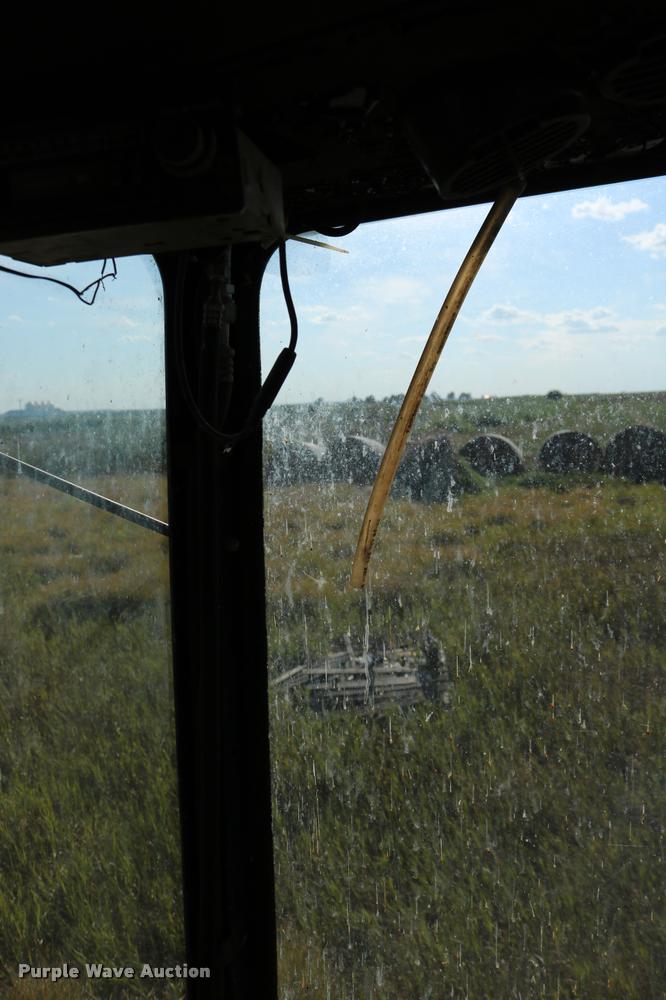 image for item DD0236 1977 Gleaner L2 combine