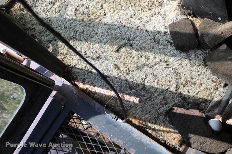 image for item DD0236 1977 Gleaner L2 combine