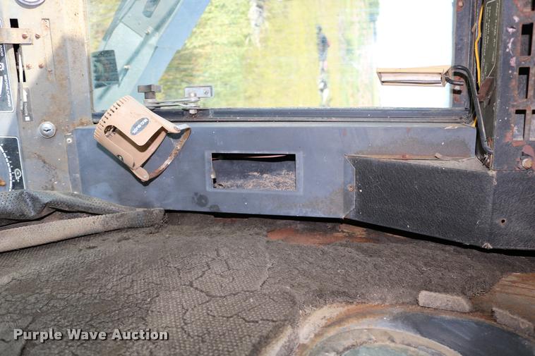 image for item DD0236 1977 Gleaner L2 combine