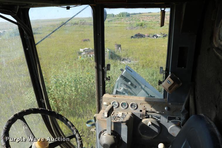 image for item DD0236 1977 Gleaner L2 combine