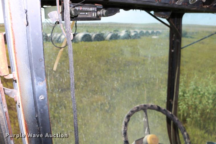 image for item DD0236 1977 Gleaner L2 combine