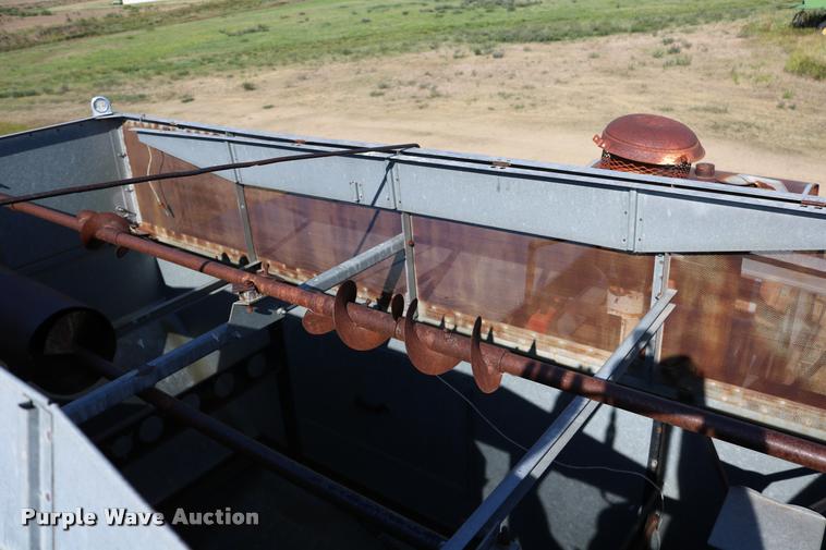 image for item DD0236 1977 Gleaner L2 combine