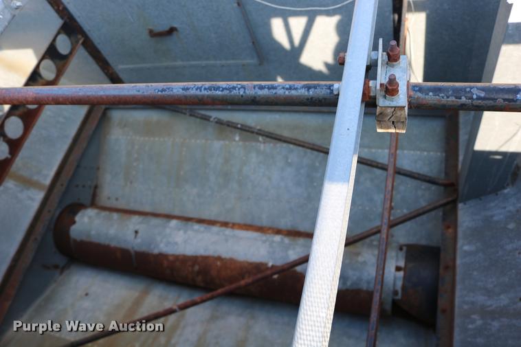 image for item DD0236 1977 Gleaner L2 combine