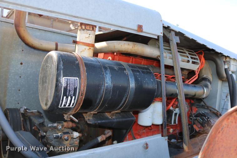 image for item DD0236 1977 Gleaner L2 combine